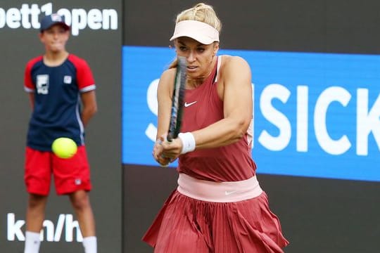 Hat es nicht ins Hauptfeld des Rasenturniers in Berlin geschafft: Sabine Lisicki spielt eine Rückhand.