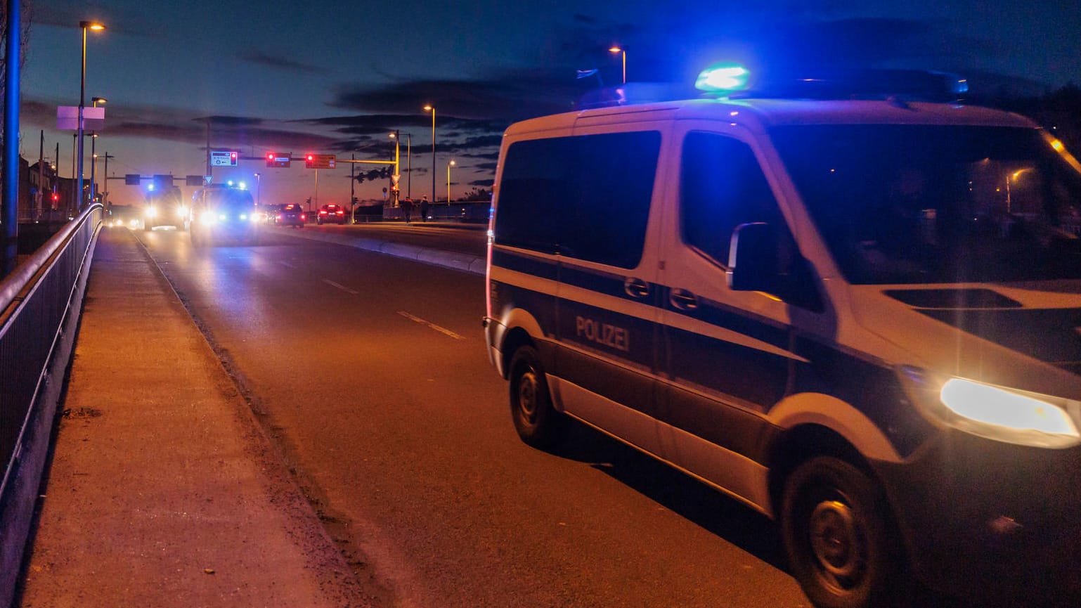 Polizeieinsatz in Passau (Symbolbild): Die Ermittler müssen zwei Todesfälle in einer Familie aufklären. Polizeieinsatz in Passau (Symbolbild): Die Ermittler müssen zwei Todesfälle in einer Familie aufklären.