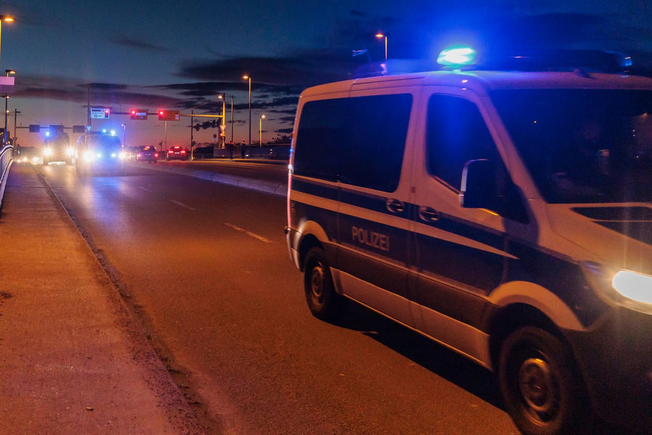 Polizeieinsatz in Passau (Symbolbild): Die Ermittler müssen zwei Todesfälle in einer Familie aufklären.