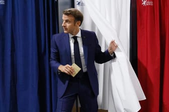 Präsident Macron verlässt die Wahlkabine: An diesem und am kommenden Wochen wählt Frankreich ein neues Parlament.