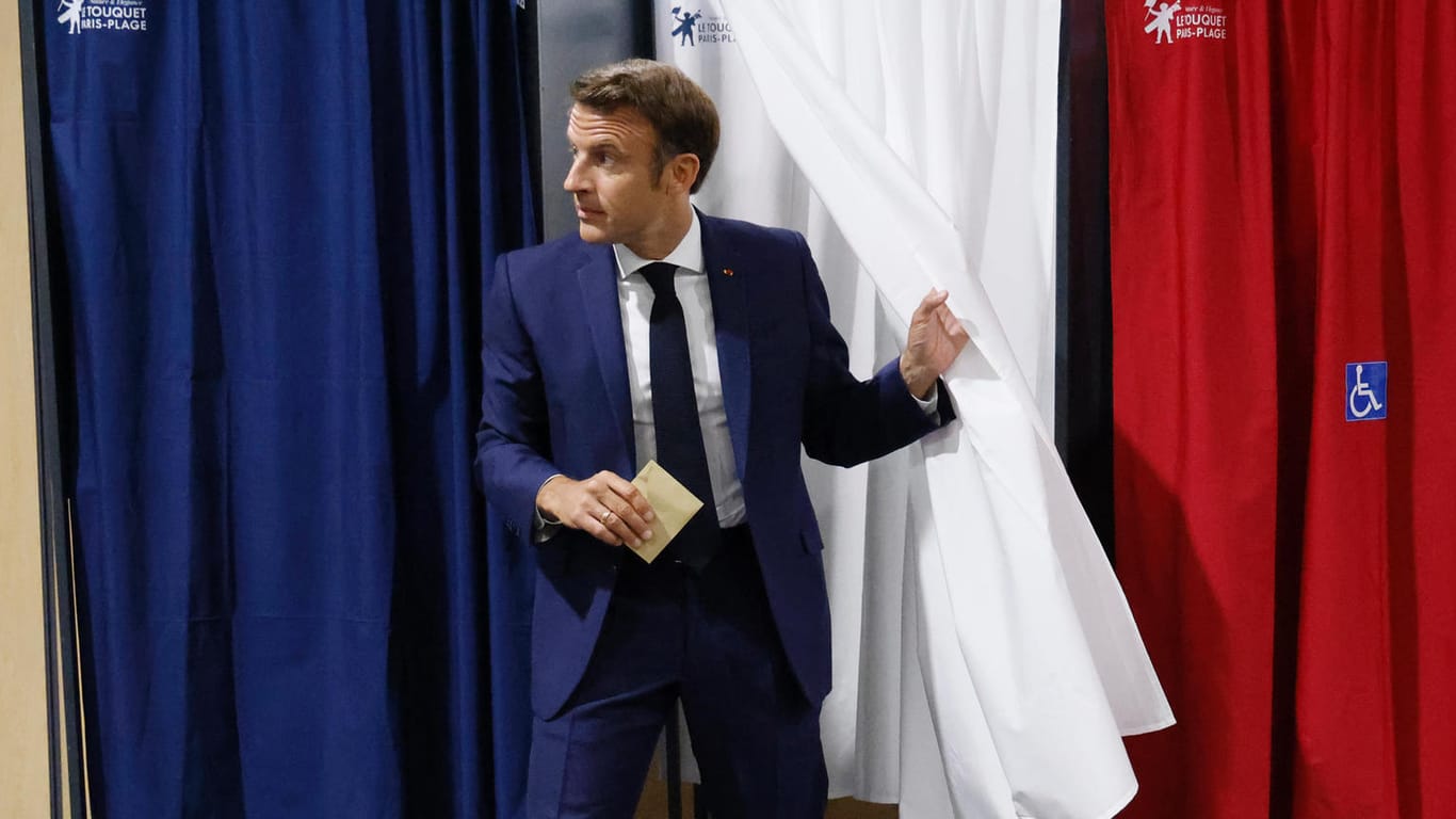 Präsident Macron verlässt die Wahlkabine: An diesem und am kommenden Wochen wählt Frankreich ein neues Parlament.
