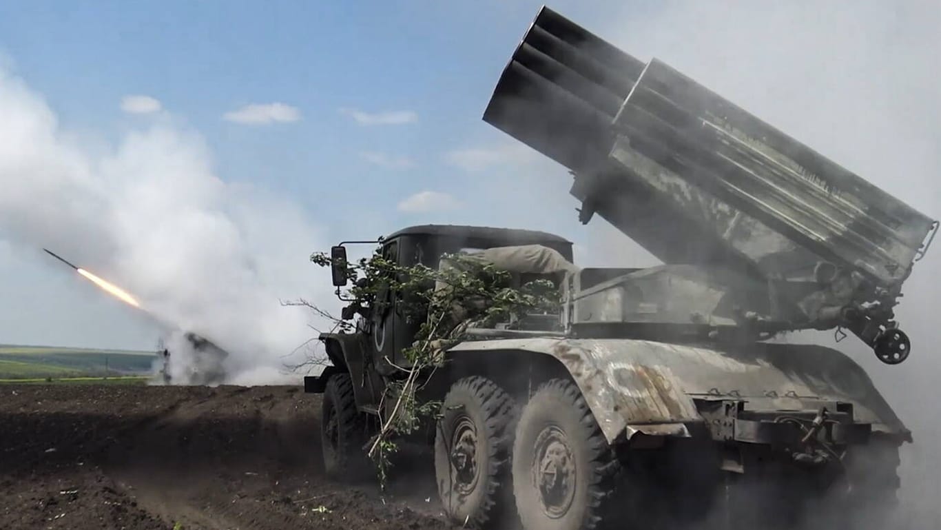 Ein BM-21 Grad-Mehrfachraketenwerfer der russischen Armee. In der Donbass-Region kommt immer mehr schwere Artillerie zum Einsatz.