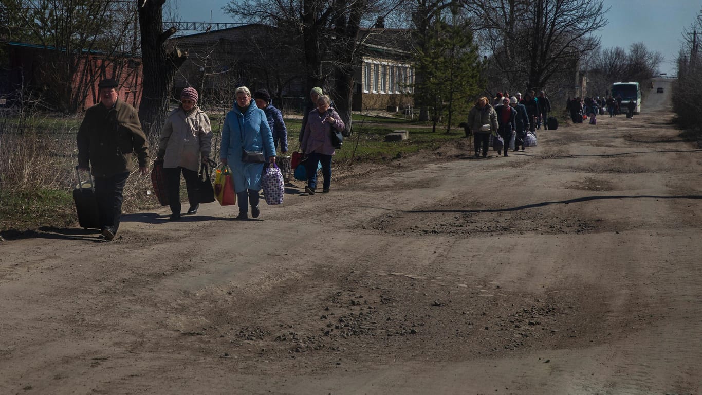Die Einwohner flüchten schon seit Wochen aus Sjewjerodonezk, dennoch sollen in der Stadt nach wie vor bis zu 10.000 Menschen ausharren, viele davon in den Katakomben einer Chemiefabrik.