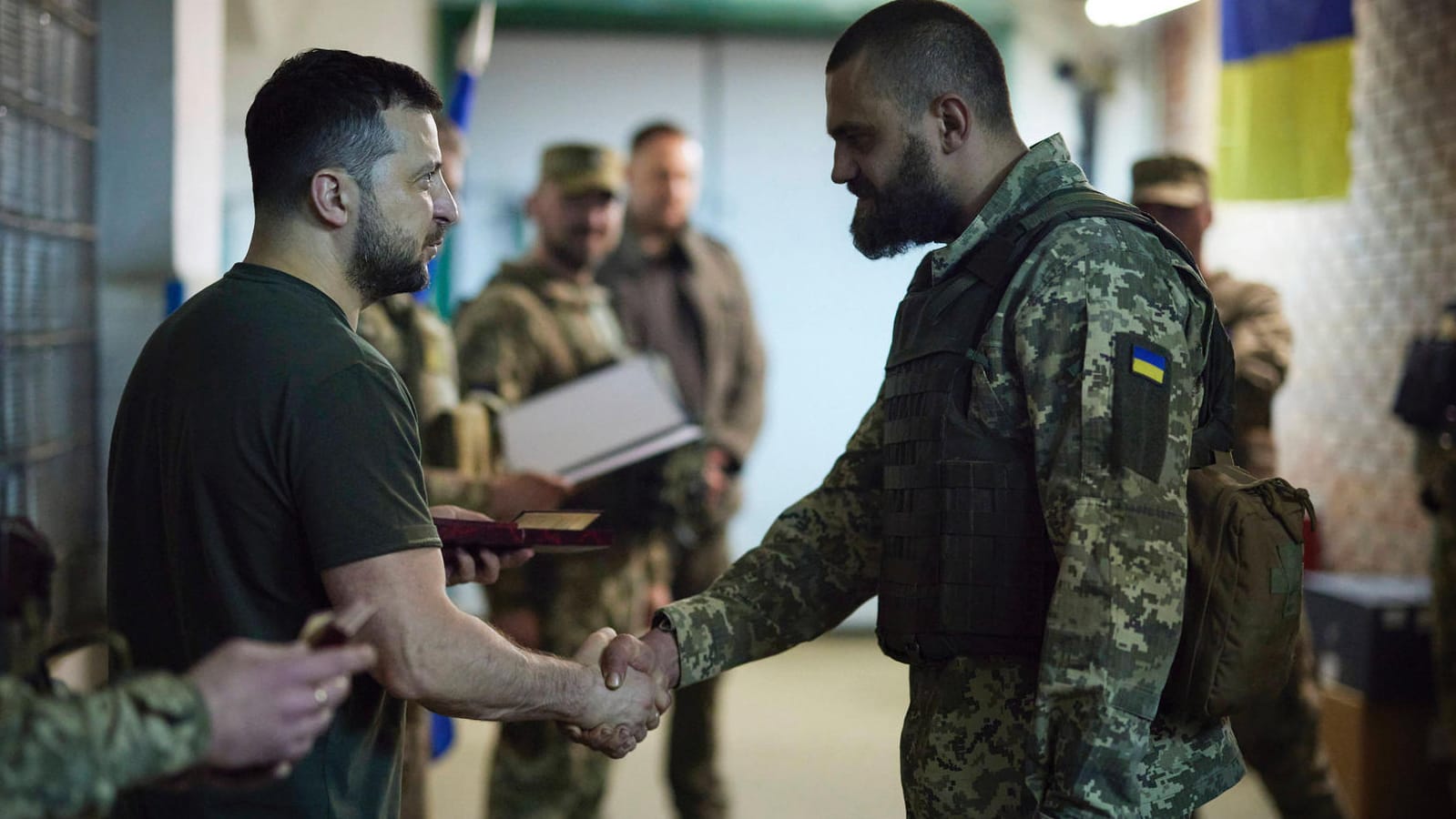 Orden statt Waffen: Wolodymyr Selenskjy (l.) verleiht Tapferkeitsmedaillen an ukrainische Soldaten in der Region Donezk.