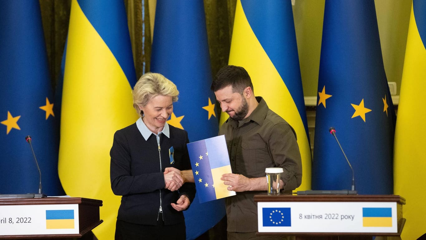 Ursula von der Leyen macht dem ukrainischen Präsidenten Wolodymyr Selenskyj Hoffnung auf den EU-Beitritt.