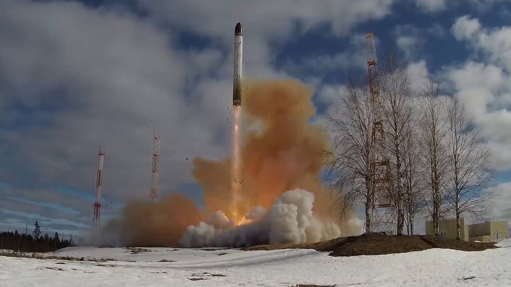 Eine Interkontinentalrakete vom Typ Sarmat, die mit Atomsprengköpfe bestückt werden kann: Das Bild wurde vom russische Verteidigungsministerium nach einem Test im April veröffentlicht.