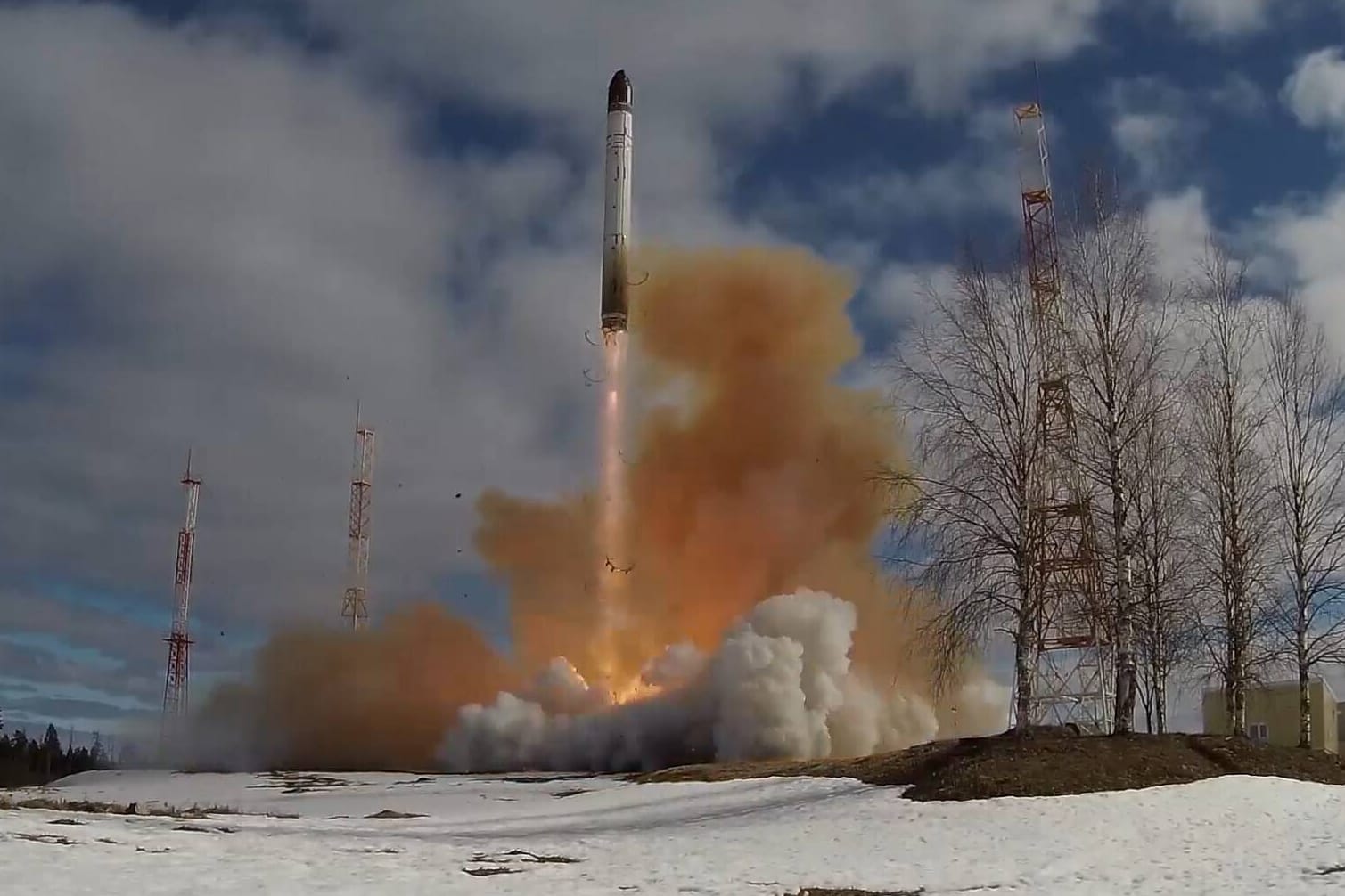 Eine Interkontinentalrakete vom Typ Sarmat, die mit Atomsprengköpfe bestückt werden kann: Das Bild wurde vom russische Verteidigungsministerium nach einem Test im April veröffentlicht.