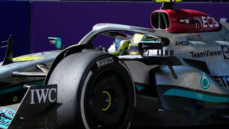 Mercedes-Pilot Lewis Hamilton hadert mit den technischen Problemen seines Boliden.
