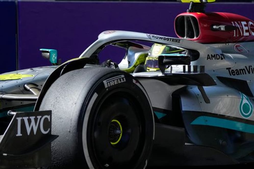 Mercedes-Pilot Lewis Hamilton hadert mit den technischen Problemen seines Boliden.