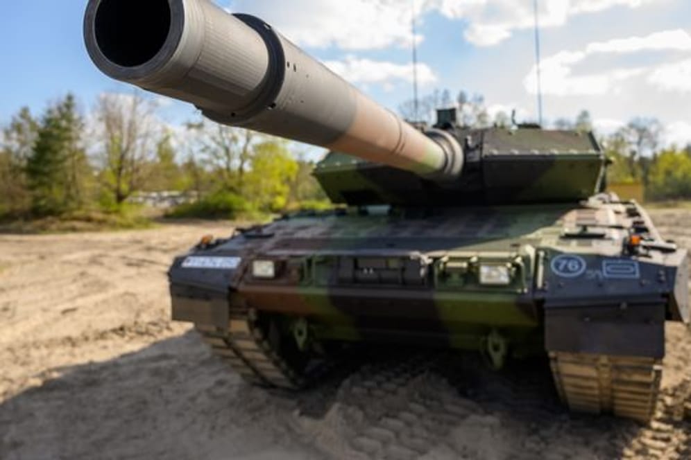 Ein Kampfpanzer der Bundeswehr vom Typ Leopard 2 A7V steht auf dem Übungsplatz.