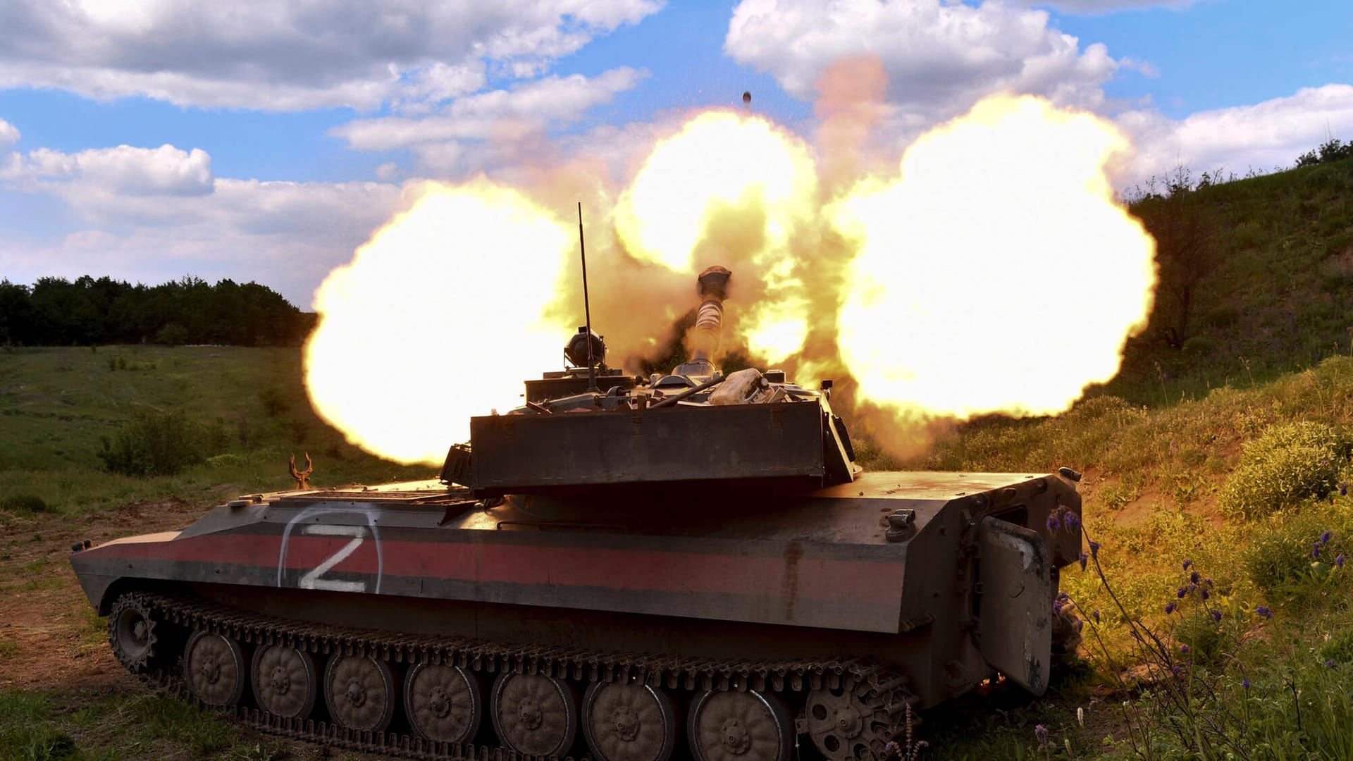 Bilder aus russischen Medien zeigen einen Panzer mit einem "Z"-Symbol: Ein Propaganda-Symbol für den russischen Angriffskrieg auf die Ukraine.