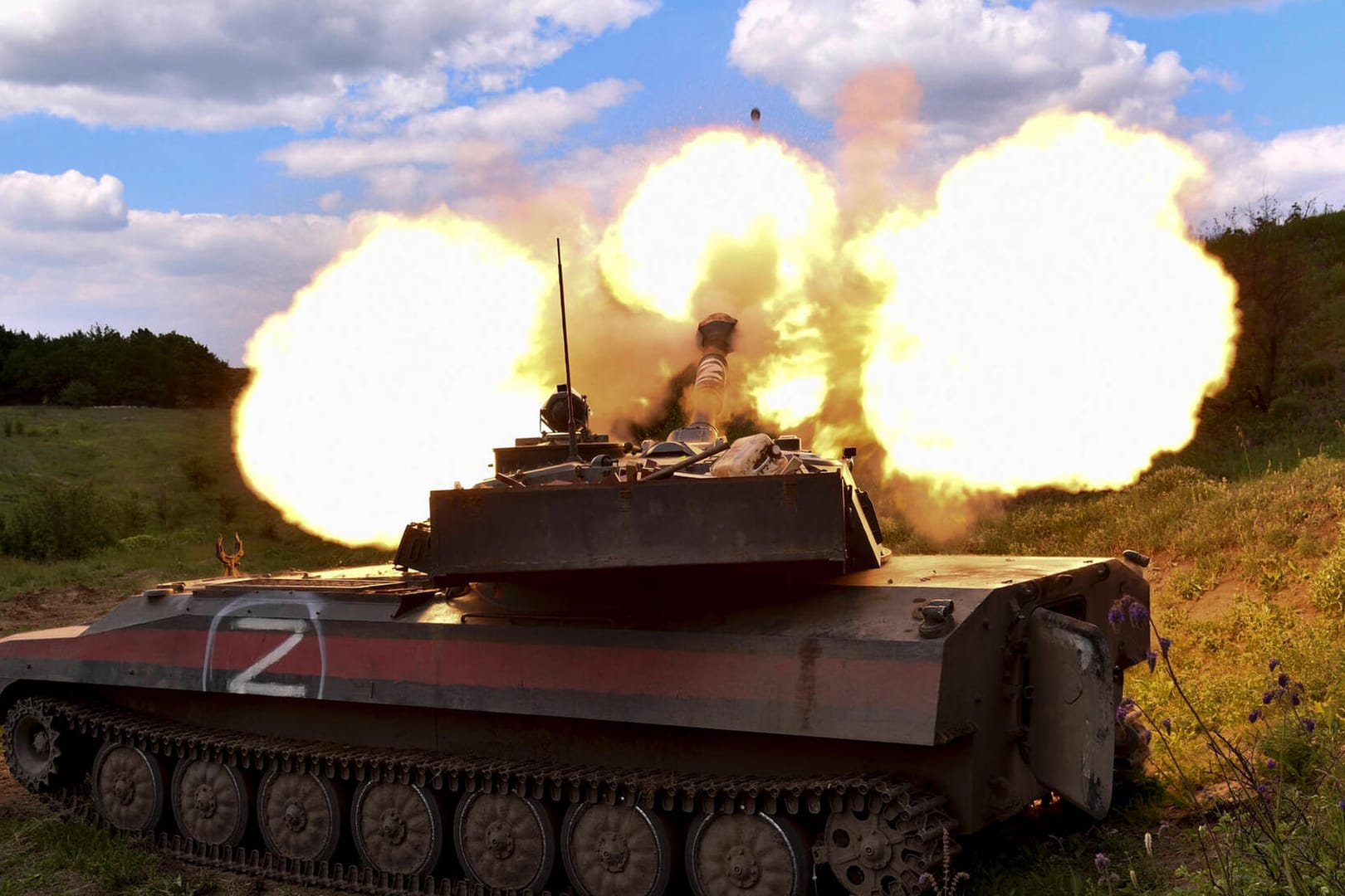 Bilder aus russischen Medien zeigen einen Panzer mit einem "Z"-Symbol: Ein Propaganda-Symbol für den russischen Angriffskrieg auf die Ukraine.