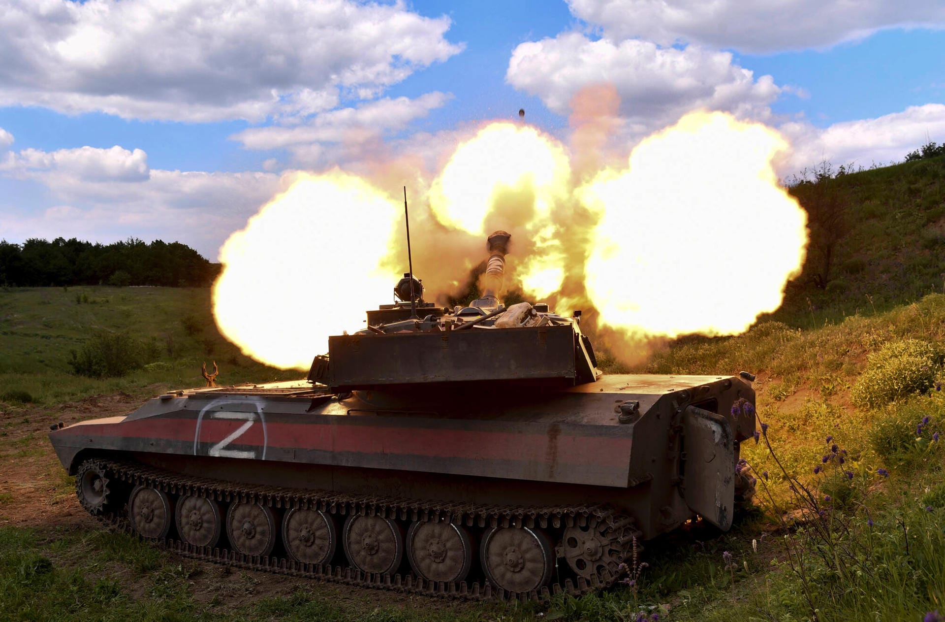 Bilder aus russischen Medien zeigen einen Panzer mit einem "Z"-Symbol: Ein Propaganda-Symbol für den russischen Angriffskrieg auf die Ukraine.