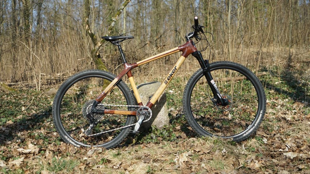 Unterwegs auf einem Fahrrad aus Bambus