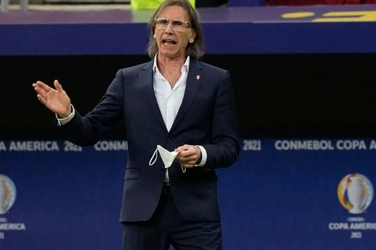 Perus Trainer Ricardo Gareca steht am Spielfeldrand.