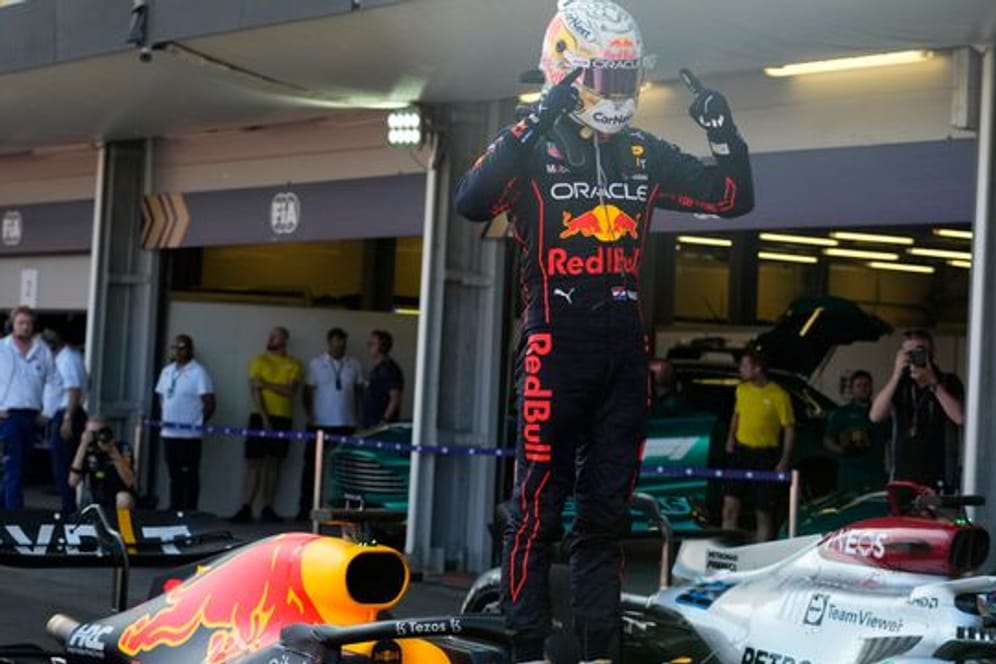 Der Niederländer Max Verstappen vom Team Red Bull Racing jubelt nach seinem Sieg in Baku.
