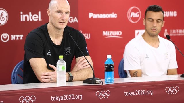 Neuseelands Nationaltrainer Danny Hay (l) auf einer Aufnahme aus dem Jahr 2021. Neuseelands Nationaltrainer Danny Hay (l) auf einer Aufnahme aus dem Jahr 2021.