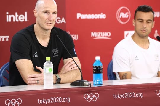 Neuseelands Nationaltrainer Danny Hay (l) auf einer Aufnahme aus dem Jahr 2021.