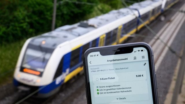 In der App der Deutschen Bahn ist ein 9-Euro-Ticket hinterlegt. In der App der Deutschen Bahn ist ein 9-Euro-Ticket hinterlegt.