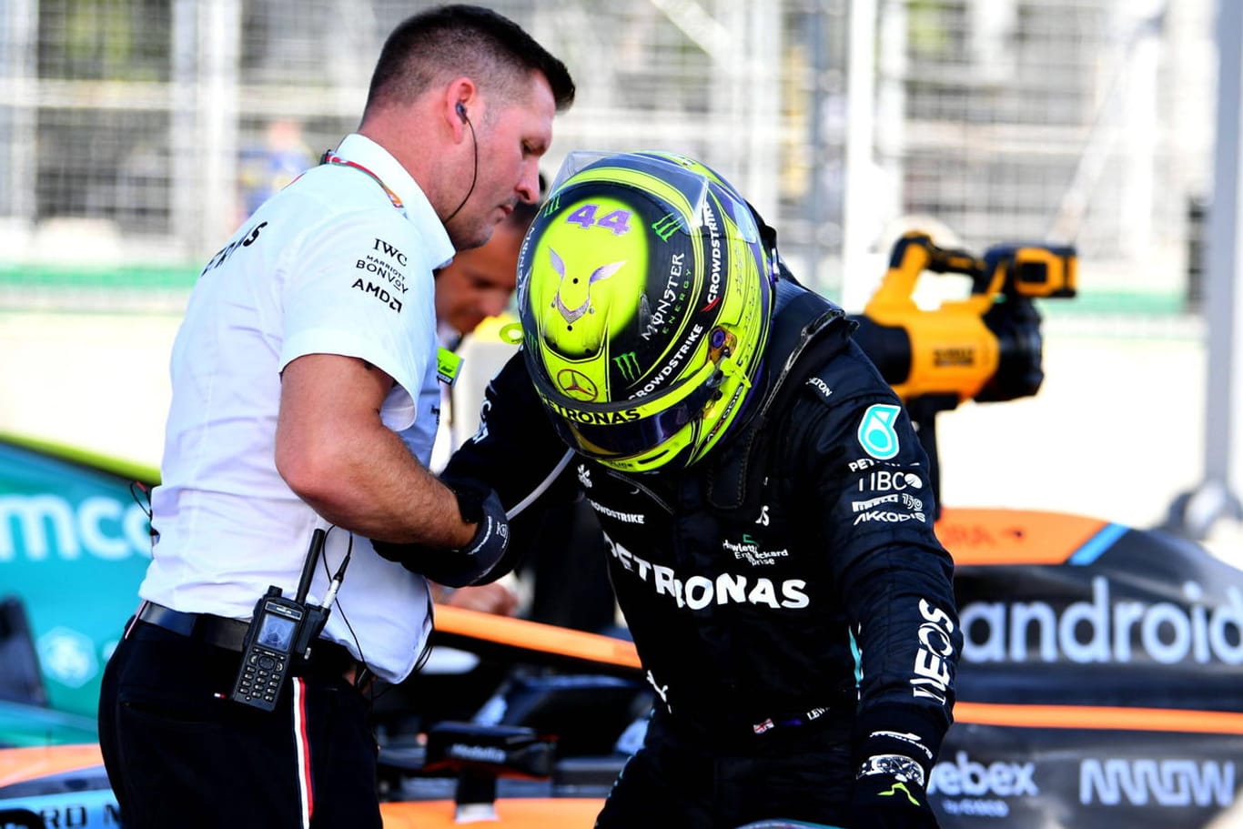 Lewis Hamilton: Der Mercedes-Pilot war nach dem Rennen in Baku sichtlich gezeichnet, brauchte die Hilfe eines Teammitarbeiters, um aus dem Auto zu steigen.