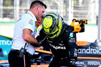 Lewis Hamilton: Der Mercedes-Pilot war nach dem Rennen in Baku sichtlich gezeichnet, brauchte die Hilfe eines Teammitarbeiters, um aus dem Auto zu steigen.