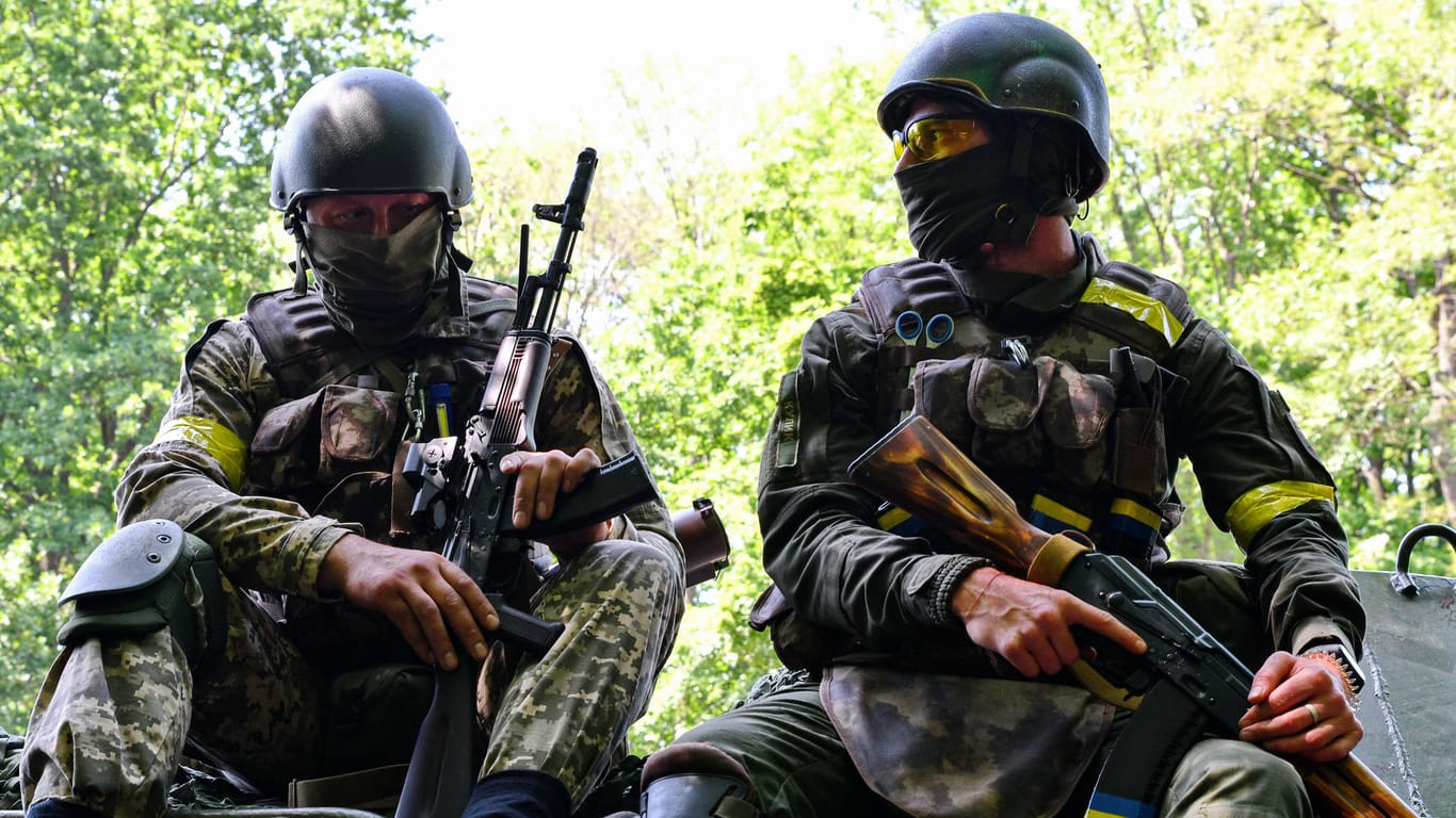 Ukrainische Soldaten: Deutschland unterstützt die Ukraine im Kampf gegen Russland mit Waffen.