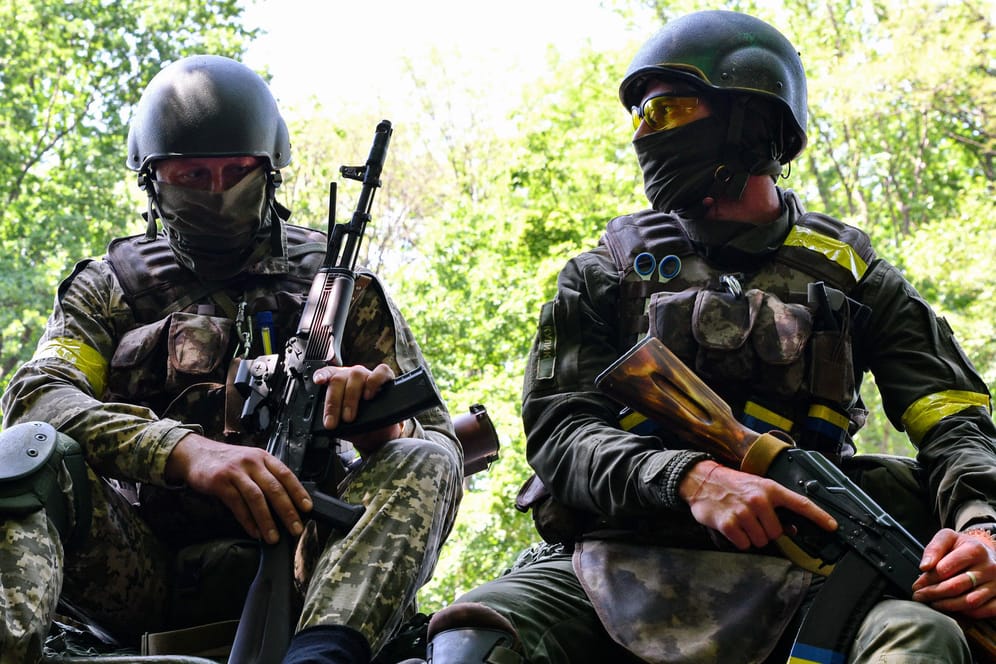 Ukrainische Soldaten: Deutschland unterstützt die Ukraine im Kampf gegen Russland mit Waffen.