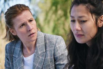 "Tatort: Schattenleben": Kommissarin Julia Grosz (Franziska Weisz, l.) und Ela (Elisabeth Hofmann).