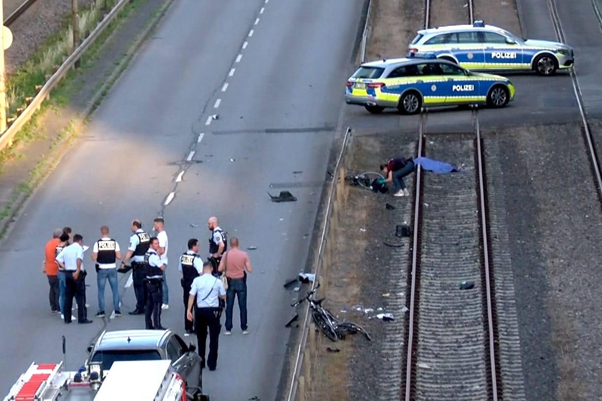 Unfallort in Mannheim: Einsatzkräfte der Polizei untersuchen den Tatort auf der Rhenaniastraße.