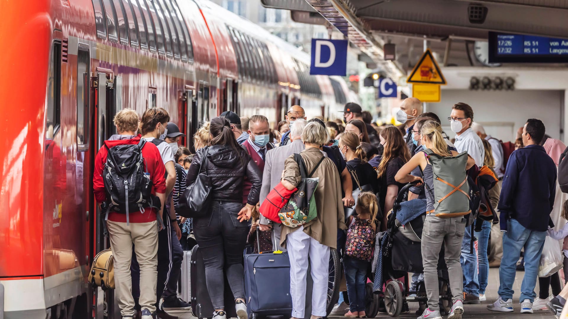 Bahnchaos: Durch das 9-Euro-Ticket gab es deutlich mehr Fahrgäste als sonst.