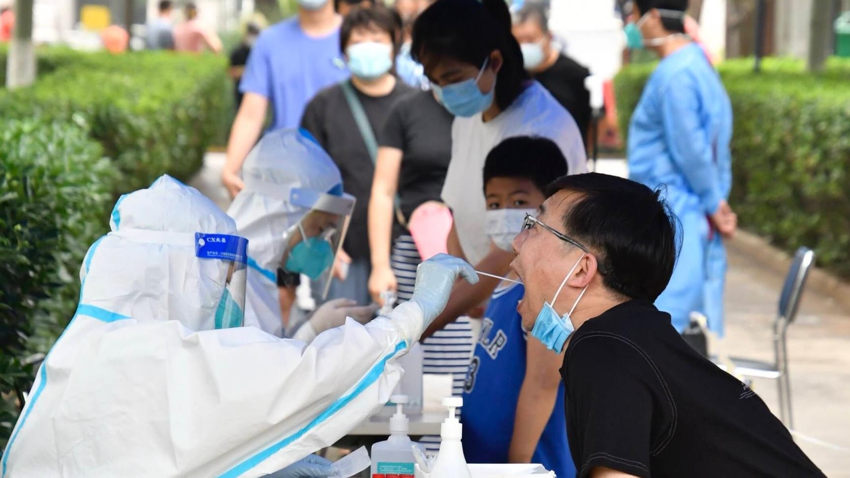 Peking, China: In dem Stadtbezirk Chaoyang müssen rund 3,5 Millionen Einwohner zum Corona-Test. Peking, China: In dem Stadtbezirk Chaoyang müssen rund 3,5 Millionen Einwohner zum Corona-Test.