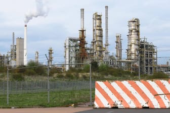 Raffinerie in Leuna: Die Bundesregierung hat sich verpflichtet, auf das russische Öl aus der "Druschba"-Pipeline zu verzichten.