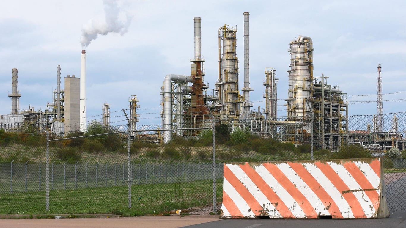 Raffinerie in Leuna: Die Bundesregierung hat sich verpflichtet, auf das russische Öl aus der "Druschba"-Pipeline zu verzichten.