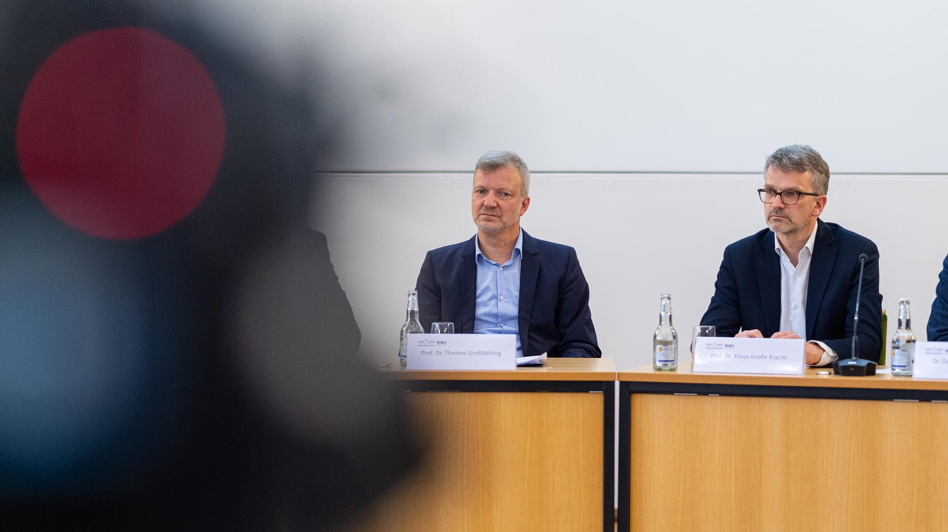 Die Historiker Thomas Großbölting (l) und Klaus Große Kracht sprechen bei der Pressekonferenz zur Vorstellung der Studienergebnisse zum Missbrauch im Bistum Münster.