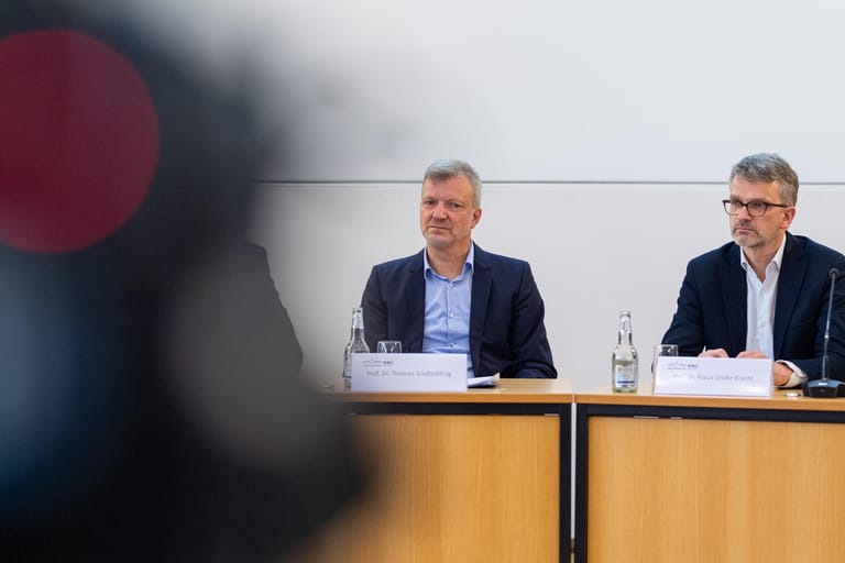 Die Historiker Thomas Großbölting (l) und Klaus Große Kracht sprechen bei der Pressekonferenz zur Vorstellung der Studienergebnisse zum Missbrauch im Bistum Münster.