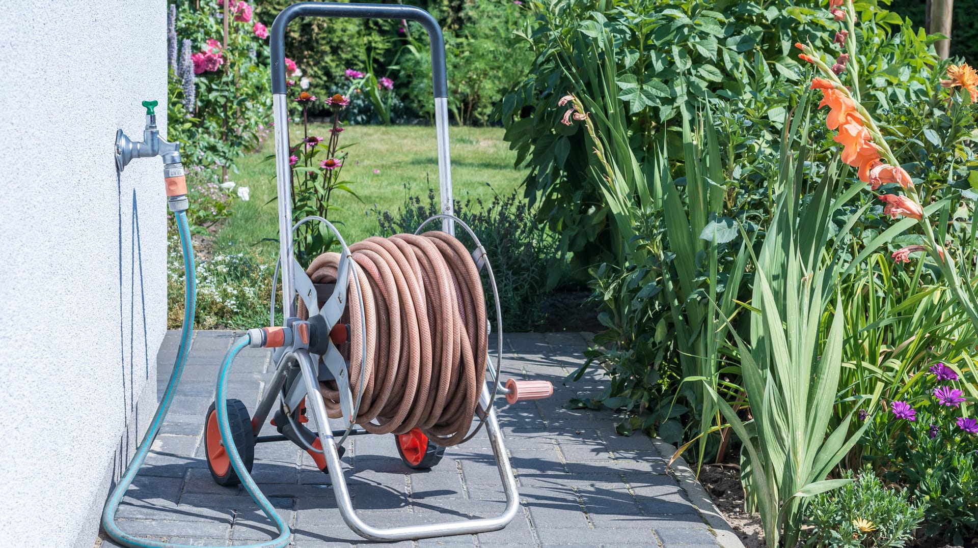 Die besten Gartenschläuche von Gardena, Kärcher und Co. sind langlebig, robust und flexibel.