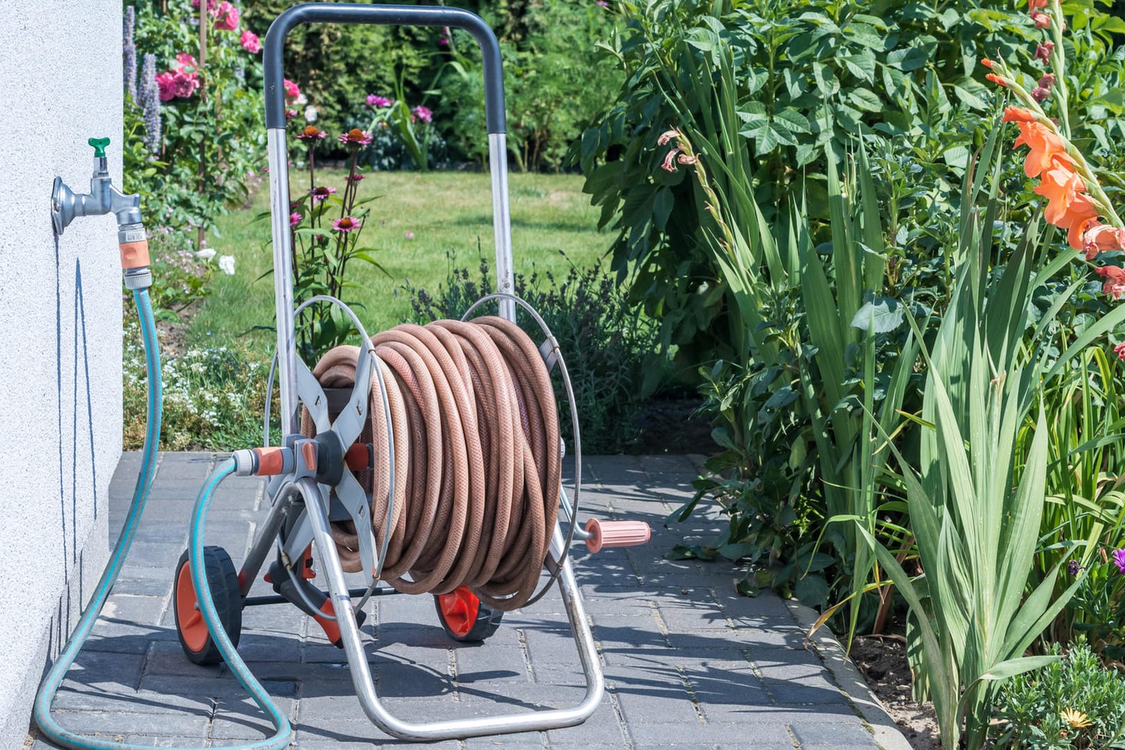 Die besten Gartenschläuche von Gardena, Kärcher und Co. sind langlebig, robust und flexibel.