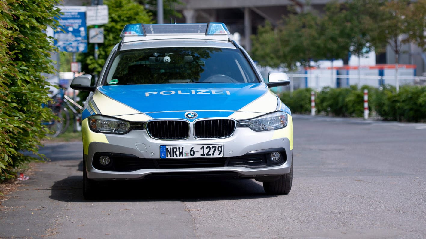 Polizeieinsatz (Symbolbild): Die Polizei Bielefeld teilte mit, die Schule am Montagmorgen in einem "niedrigschwelligen Einsatz" gesichert zu haben. Polizeieinsatz (Symbolbild): Die Polizei Bielefeld teilte mit, die Schule am Montagmorgen in einem "niedrigschwelligen Einsatz" gesichert zu haben.