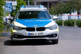 Polizeieinsatz (Symbolbild): Die Polizei Bielefeld teilte mit, die Schule am Montagmorgen in einem "niedrigschwelligen Einsatz" gesichert zu haben.
