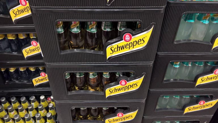 Kästen mit Schweppes-Limo: Die Vertriebsrechte für die Marke hält in Deutschland die Krombacher-Brauerei.
