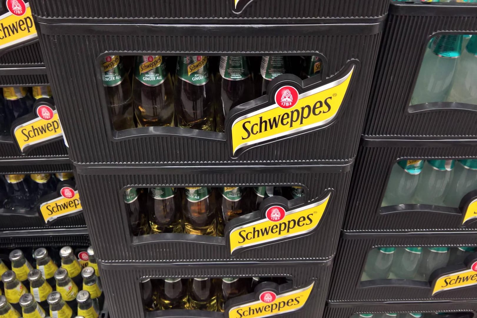 Kästen mit Schweppes-Limo: Die Vertriebsrechte für die Marke hält in Deutschland die Krombacher-Brauerei. Kästen mit Schweppes-Limo: Die Vertriebsrechte für die Marke hält in Deutschland die Krombacher-Brauerei.