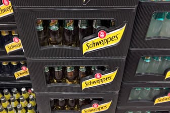 Kästen mit Schweppes-Limo: Die Vertriebsrechte für die Marke hält in Deutschland die Krombacher-Brauerei.