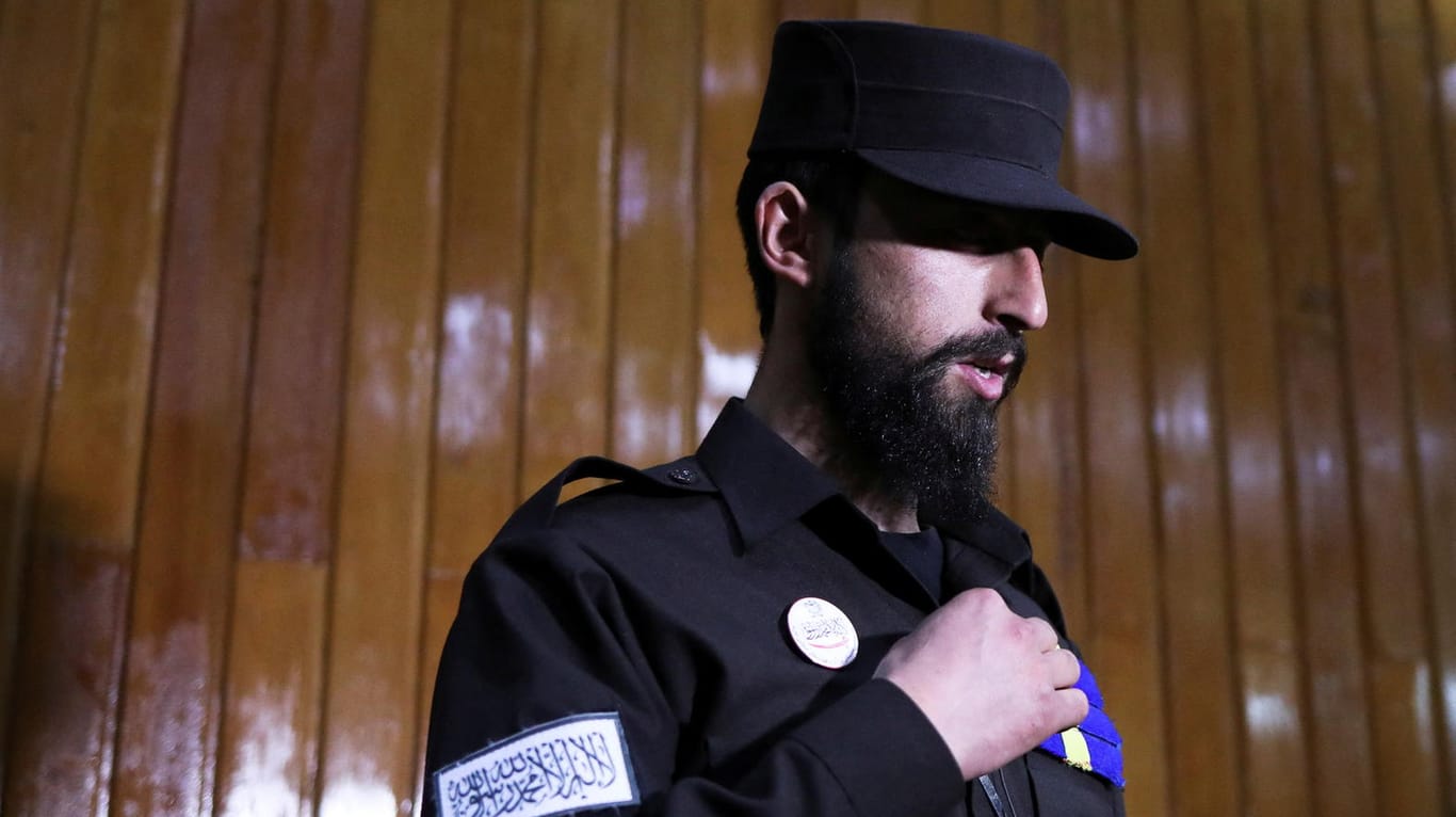 Afghanischer Polizist (Symbolbild): Vertreter der Taliban haben von einer Bluttat im Südwesten des Landes berichtet.
