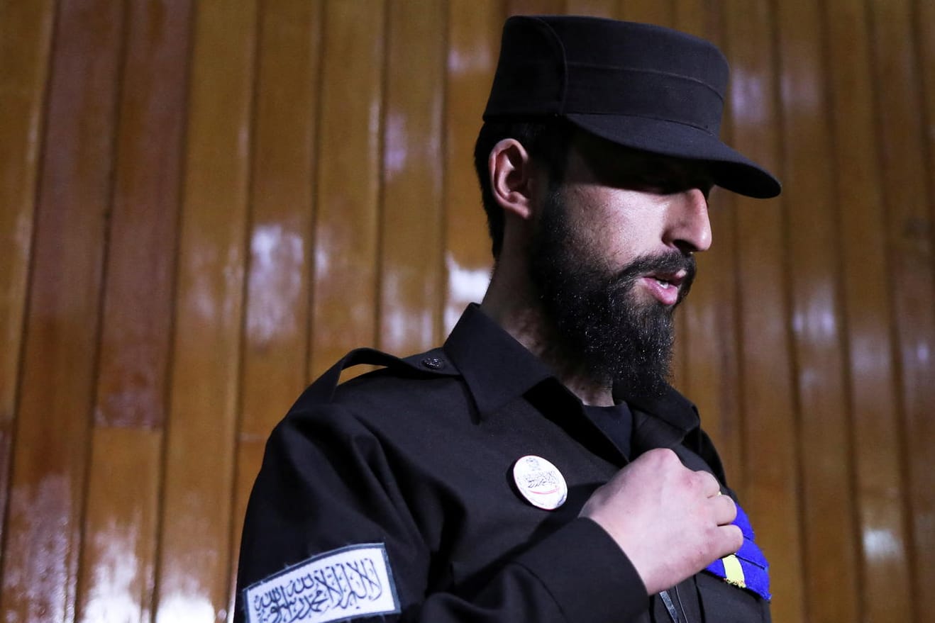 Afghanischer Polizist (Symbolbild): Vertreter der Taliban haben von einer Bluttat im Südwesten des Landes berichtet.
