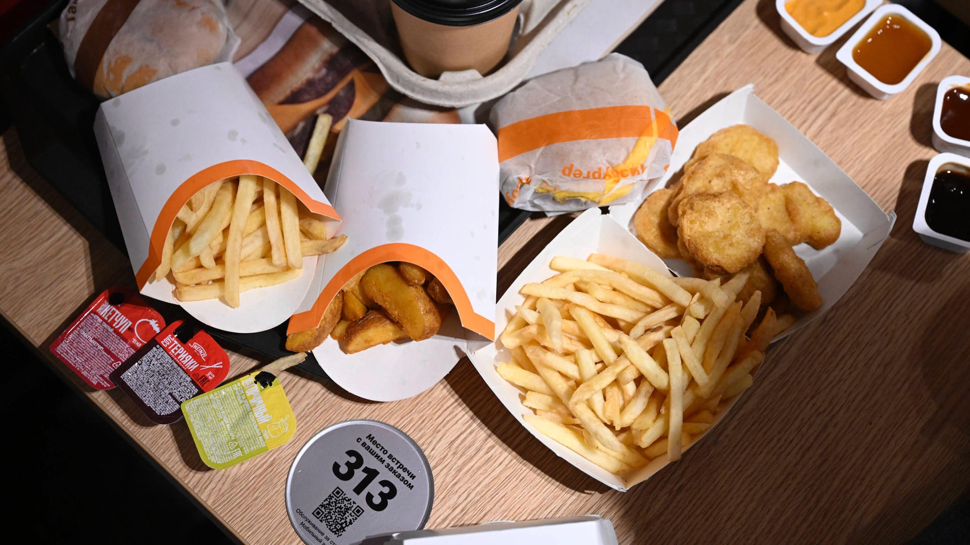 Fast genau die gleichen Produkte wie bei McDonald's bietet der Nachfolger "Wkusno i totschka" an, doch ohne die typischen Markensymbole. Stattdessen sind die Verpackungen noch weiß.