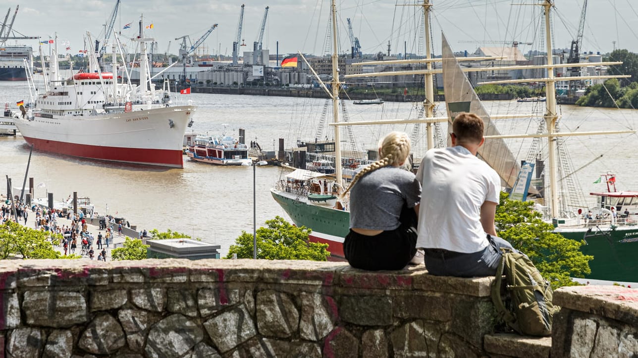 Hamburger genießen den Blick auf die Elbe: Wie unbeschwert wird dieser Sommer?