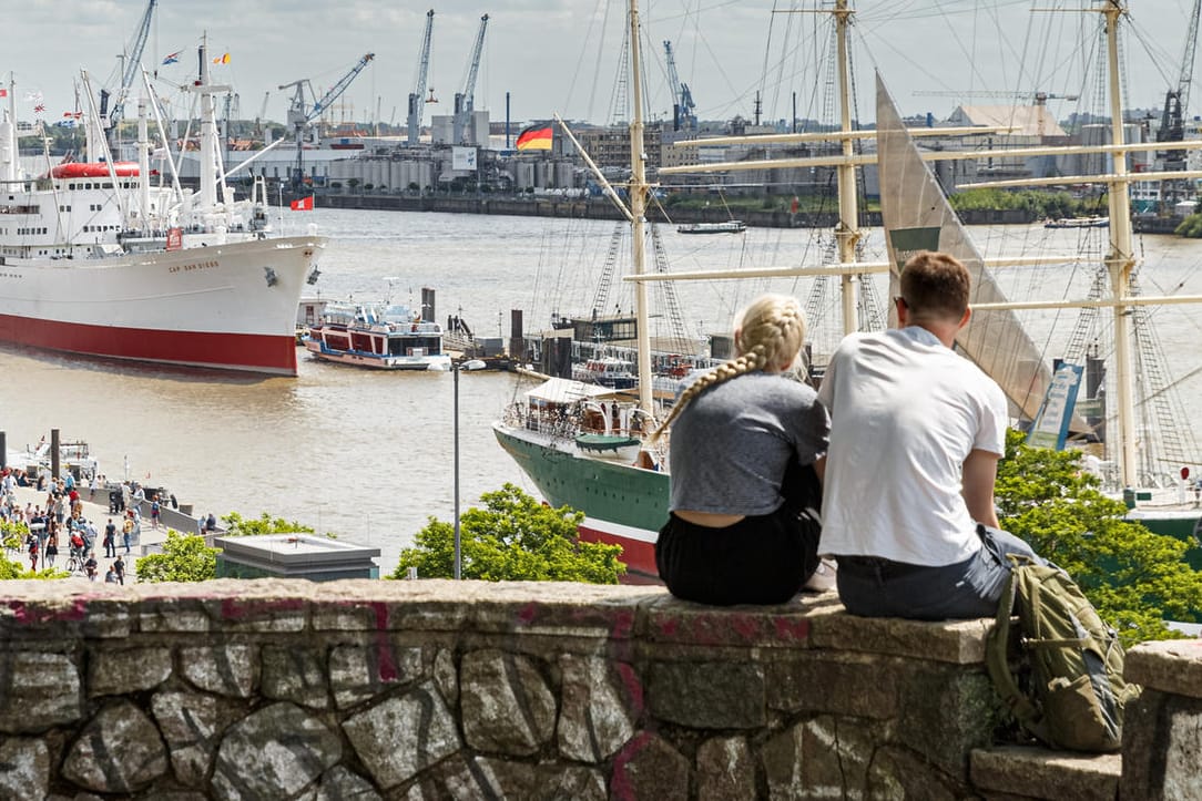 Hamburger genießen den Blick auf die Elbe: Wie unbeschwert wird dieser Sommer?