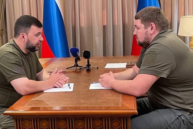 Denis Puschilin (l.), Chef der selbsternannten "Volksrepublik Donezk", hat den Überläufer Wolodymyr Bandura als Stadtverwalter wieder eingesetzt.