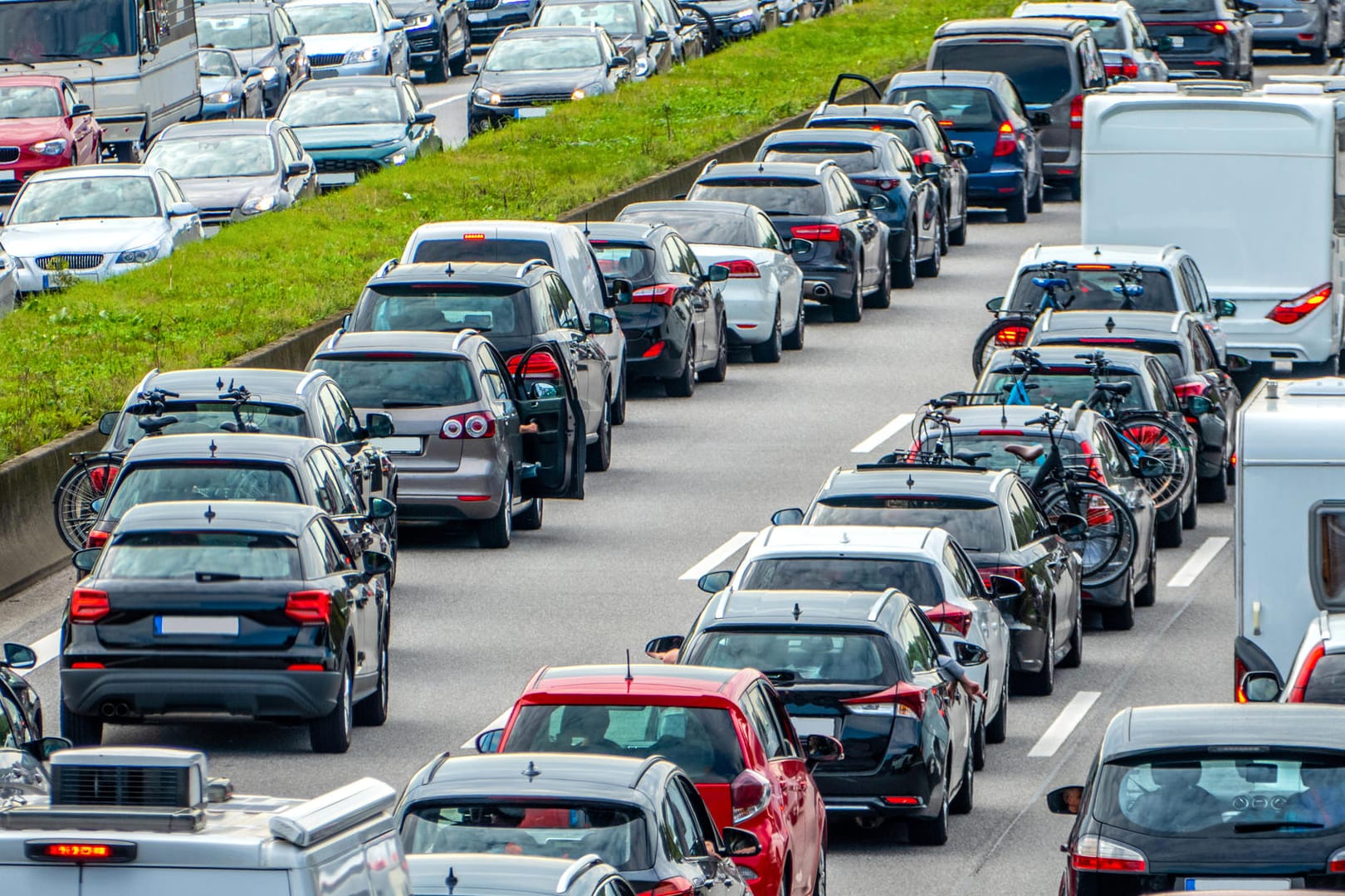 Stauprognose: Wegen des Ferienendes und Feiertagen rechnen die Experten mit lebhaftem Reise- und Ausflugsverkehr am Wochenende.