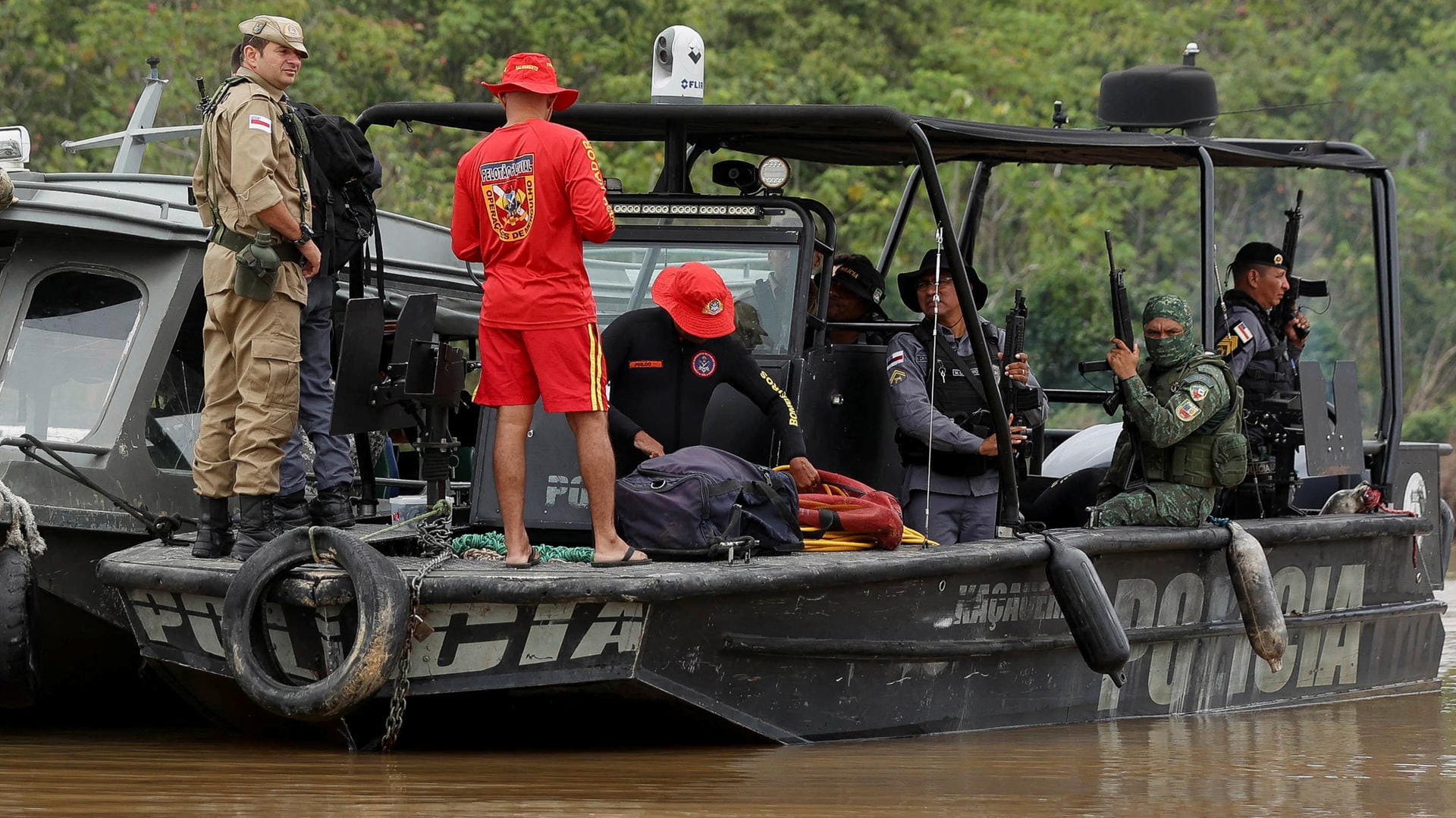 Einsatzkräfte bei der Suche nach dem britischen Journalisten Dom Phillips und seinem Begleiter Bruno Pereira in Brasilien: Die beiden werden seit über einer Woche vermisst.